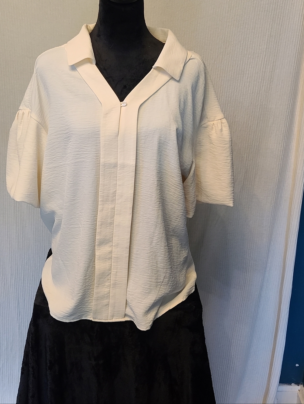 NWT Calvin Klein Cream Short Sleeve V-Neck Button Front Blouse